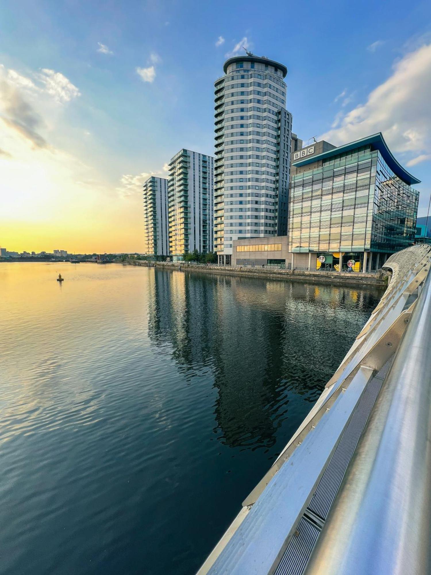 マンチェスターRelaxing 1-Bed Flat In Salford With Street Parkingアパートメント エクステリア 写真