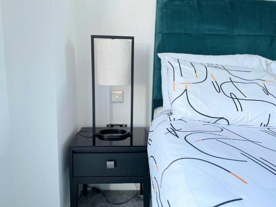 マンチェスターRelaxing 1-Bed Flat In Salford With Street Parkingアパートメント エクステリア 写真